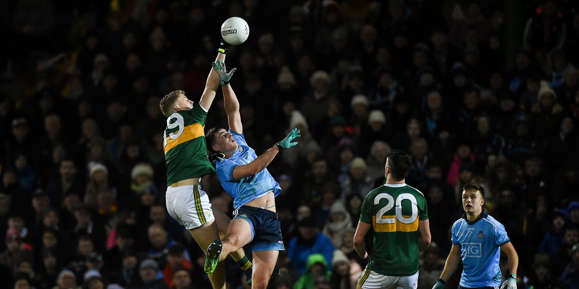 Iomaíocht á dhéanamh idir Ciarraí agus Baile Átha Cliath i gCluiche Peile de chuid an CLG Iomaíocht á dhéanamh idir Ciarraí agus Baile Átha Cliath i gCluiche Peile de chuid an CLG