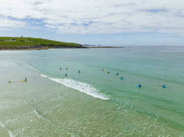 Scoil Surfála Tonn Nua, Trá na Glosh, Leithinis Bhéal an Mhuirthead, Co Mhaigh Eo