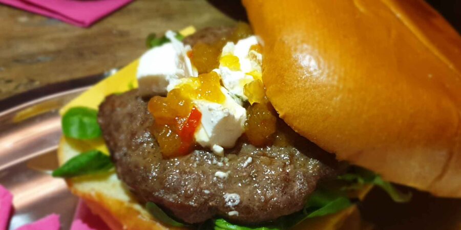 Burgar déanta as feoil ghabhair Bellaville Farm