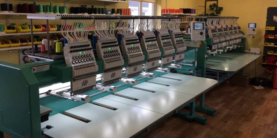 Meaisíní Bhroidnéireacht Chroithlí i mbun oibre