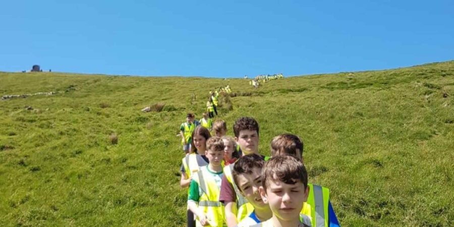 Leanaí amuigh ag siúl i gCorca Dhuibhne