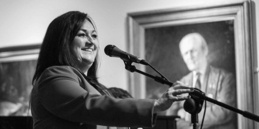 Diane Ní Chanainn ag mic i mbun ceoil