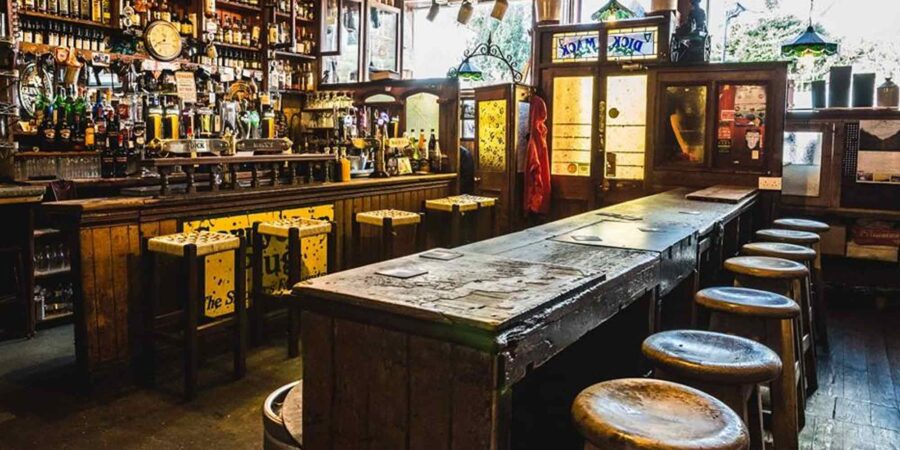 Laistigh de tigh Dick Mack