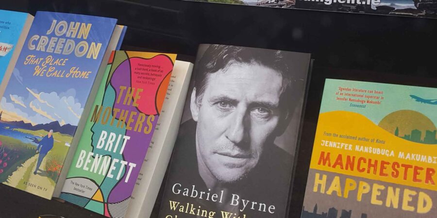 Leabhair ar taispeáint sa Dingle Bookshop