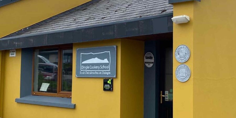 An doras tosaigh de Scoil Chócaireachta an Daingin