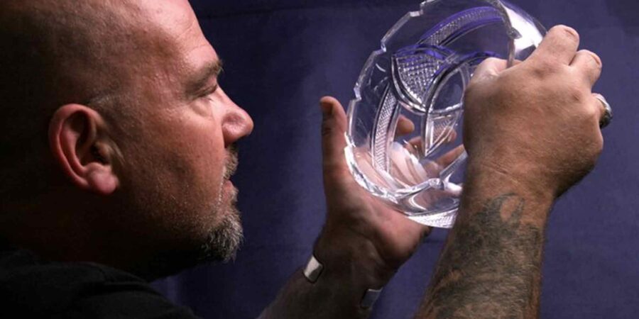 Ag breathnú go grinn ar chriostal Dhaingean Uí Chúis