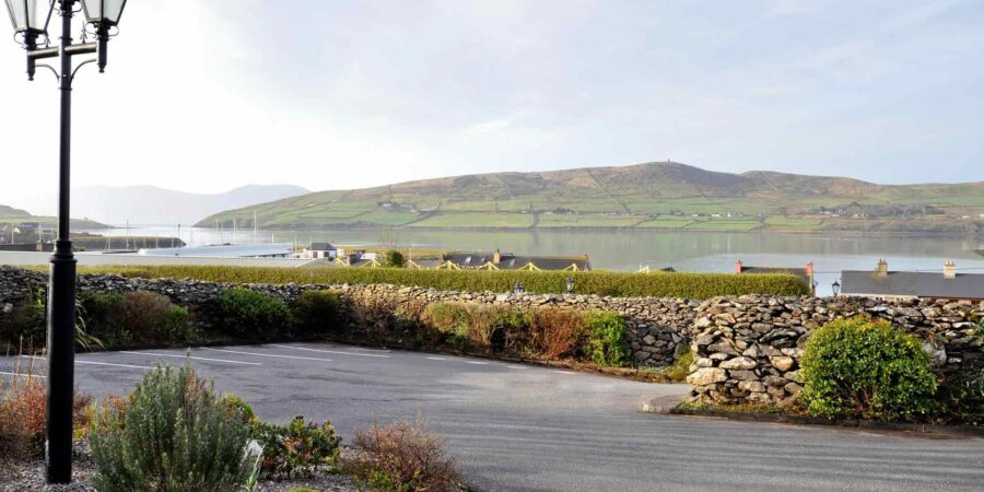 Radharc breá ó lasmuigh de Dingle Harbour Lodge