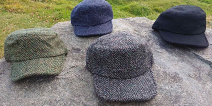 Caipíní speiceacha uaidh Glen River Knitwear ar taispeáint