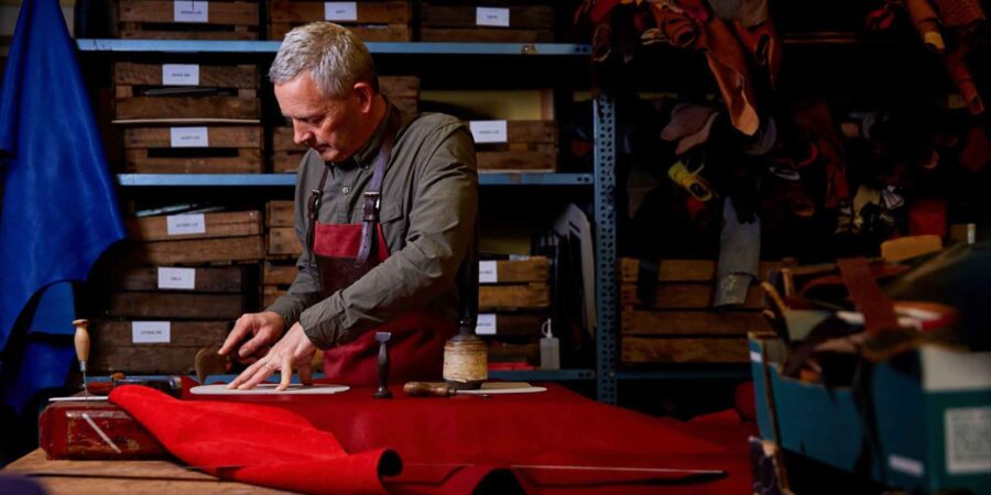 Fear i mbun oibre ar earraí leathair Holden Leathergoods