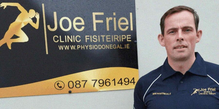 Joe Friel taobh amuigh dá chlinic fisiteiripe