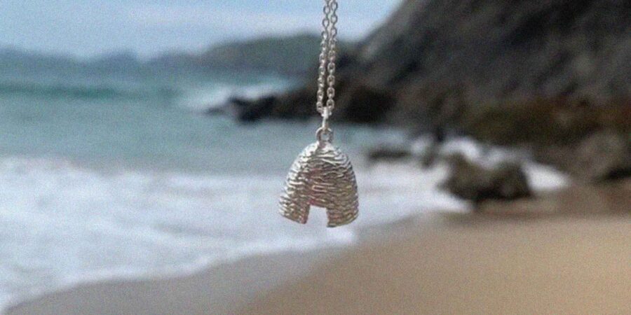 Slabhra airgid neamhghnách déanta ag John Weldon