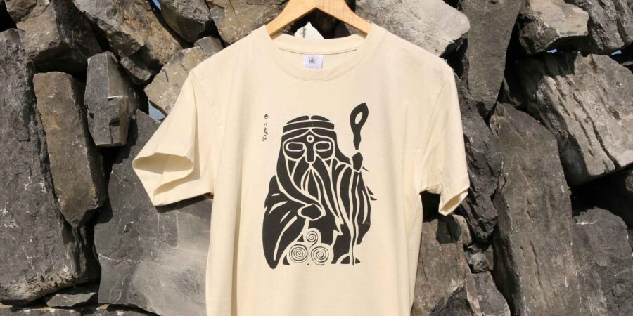 T-léine crochta ar chlaí ag Lia Árann