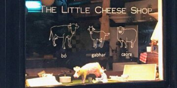 An fhuinneog tosaigh ar an Little Cheese Shop