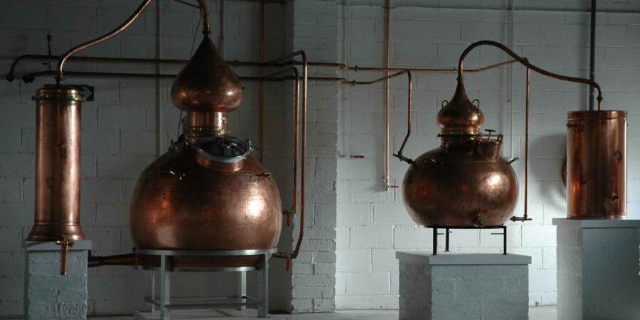 Potaí stilléireachta Dhrioglann Loch Measc i mbun oibre