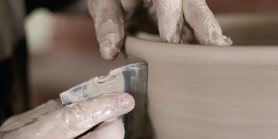 Lámha i mbun potaireachta tigh Louis Mulcahy