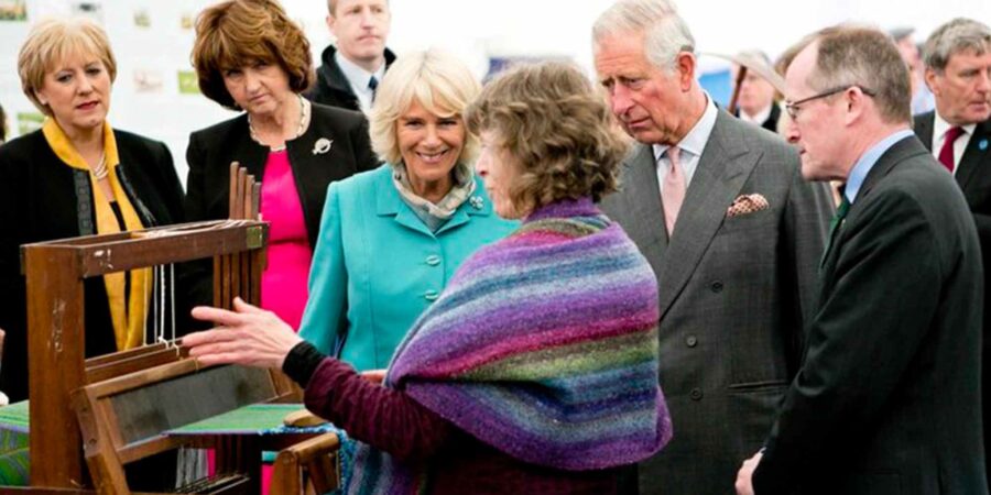Máire Ní Thaidhg ag taispeáint a cuid oibre don lucht ríoga