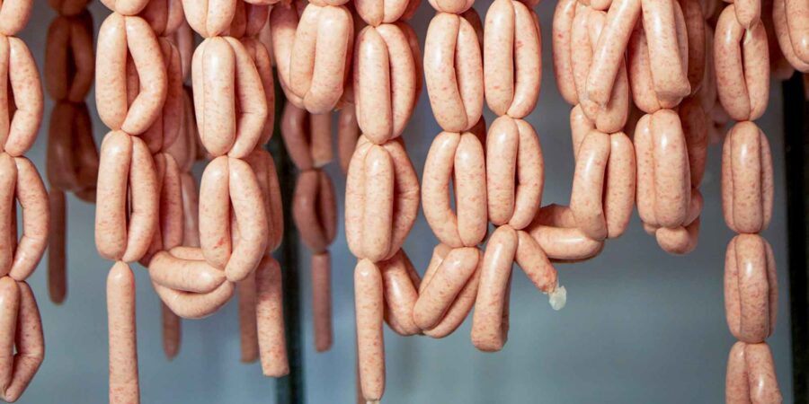 Ispíní ar crochadh uaidh Micilín Muc