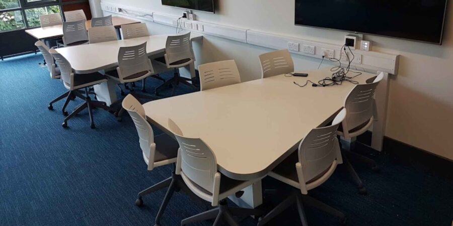 Boird agus cathaoireacha oifige déanta ag NLM Teo