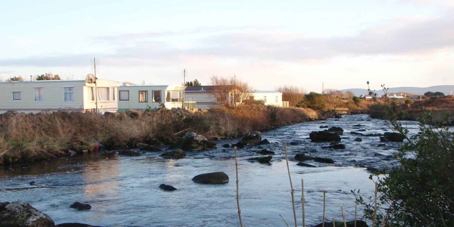 Abhainn in aice le Páirc Saoire an Spidéil