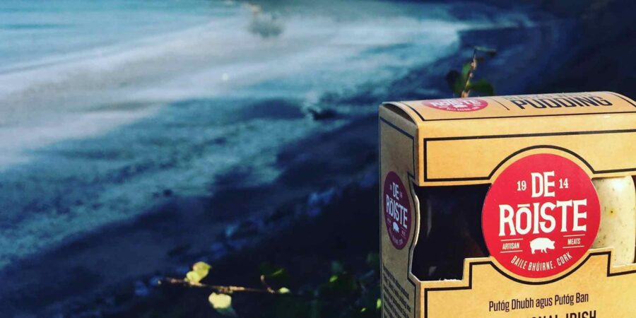 Putóg de Róiste ar taispeáint cois trá