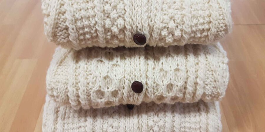 Geansaithe teolaí Rossan Knitwear le cnaipí