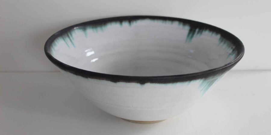 Babhla deas uaidh Sliding Rock Ceramics