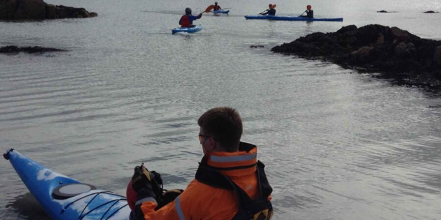 Daoine i mbun cadhacáil i Leitir Móir