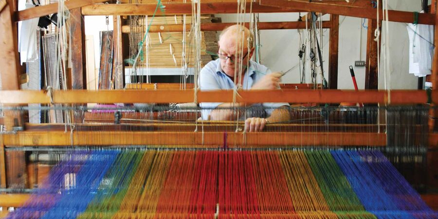 Fear i mbun fíodóireachta i Studio Donegal