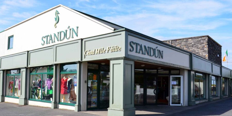 An doras isteach chuig tigh Standún lá breá gréine