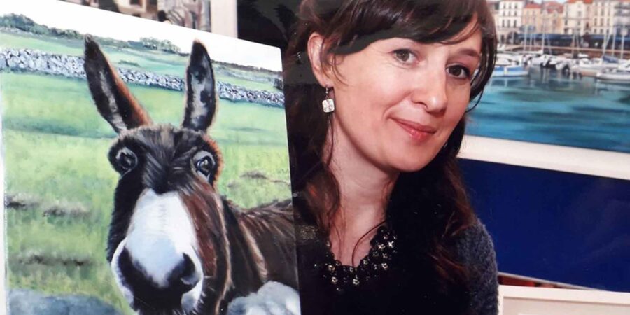 Caroline Uí Chúláin agus ceann dá saothar ealaíne