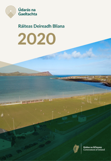 Clúdach an ráiteas deireadh bliana 2020 le pictiúr de pháirc peile i nGallaras Co. Chiarraí