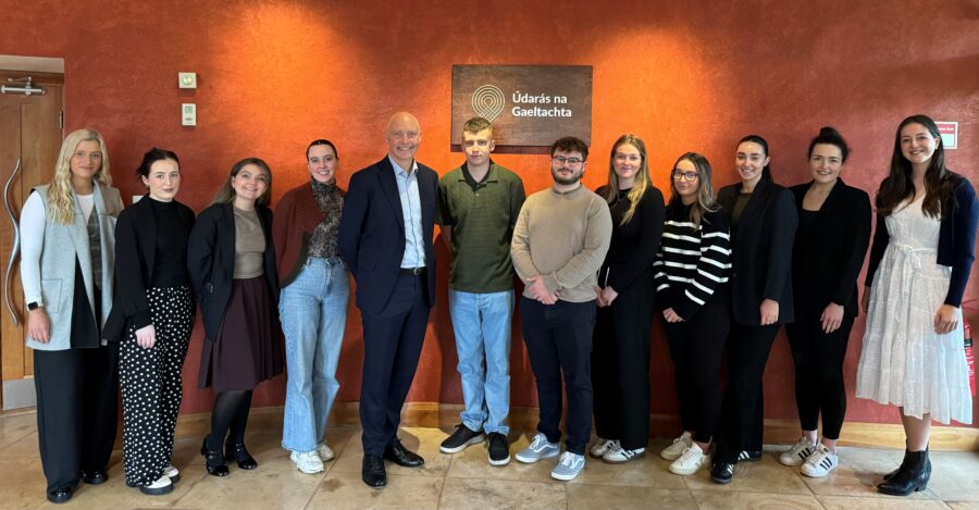 Tomás Ó Síochán, Príomhfheidhmeannach Údarás na Gaeltachta, i gceanncheathrú Údarás na Gaeltachta, in éineacht le rannpháirtithe an chláir GAIRM.