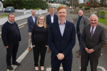 Na daoine sa phictiúr (ó chlé go deas) ag seoladh Plean 'Town Centre First' don Cheathrú Rua: Seán Ó Coisdealbha (Bainisteoir Réigiún an Iarthair, Údarás na Gaeltachta), John Caulfield (Stiúrthóir Cur i bhFeidhm Straitéise, Ollscoil na Gaillimhe), Hazel Fox (Oifigeach Athnuachana Baile, Comhairle Chontae na Gaillimhe), Uinsinn Finn (Stiúrthóir Seirbhísí, Comhairle Chontae na Gaillimhe), Rónán Mac Con Iomaire (Stiúrthóir Forbartha Réigiúnaí, Pobail & Pleanála Teanga), an Clr Thomas Welby (Cathaoirleach Cheantar Bardasach Chonamara), agus Ultan Ó Fatharta (Feidhmeannach Forbartha, Údarás na Gaeltachta) ag cruinniú Cheantar Bardasach Chonamara san Chrompán, An Cheathrú Rua,